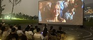 （操嫩逼小美女转载）成都秋夜“新耍法”：到公园看坝坝电影